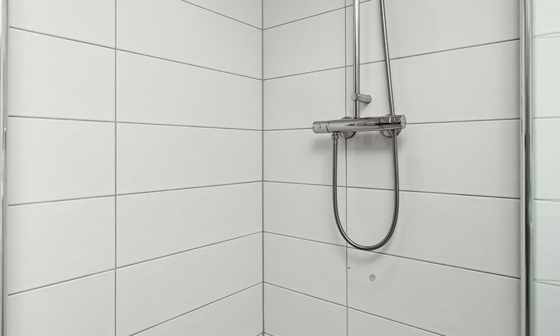 Bodengleiche Dusche ohne Stufe mit Glaswand