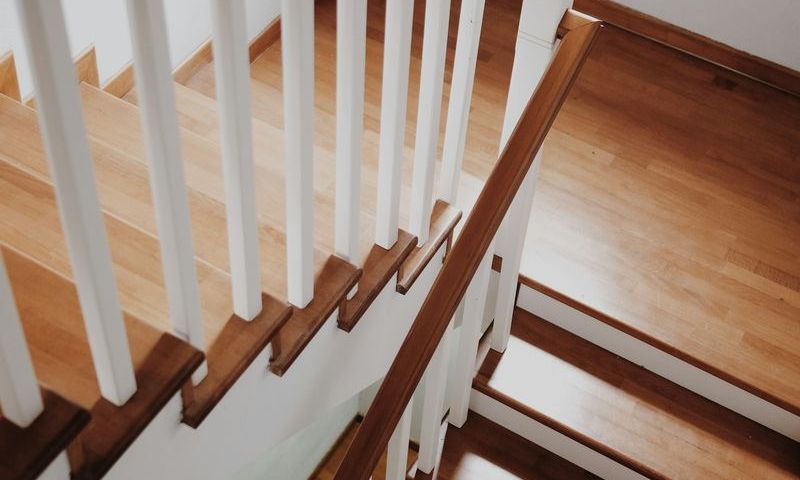 Helle Holztreppe mit weißem Geländer in einem Wohnhaus